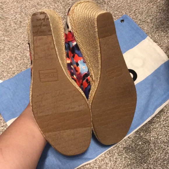 NWT TOMS Floral Multi-Colour Wedge Sandals - Picture 4 of 5